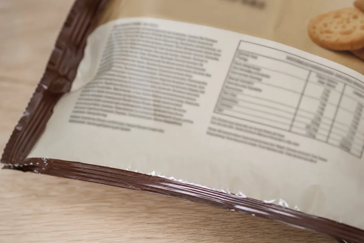 Liste des ingrédients imprimée au dos d&rsquo;un paquet de biscuits, lue de près
